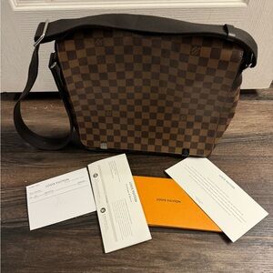 Louis Vuitton District MM messenger bag